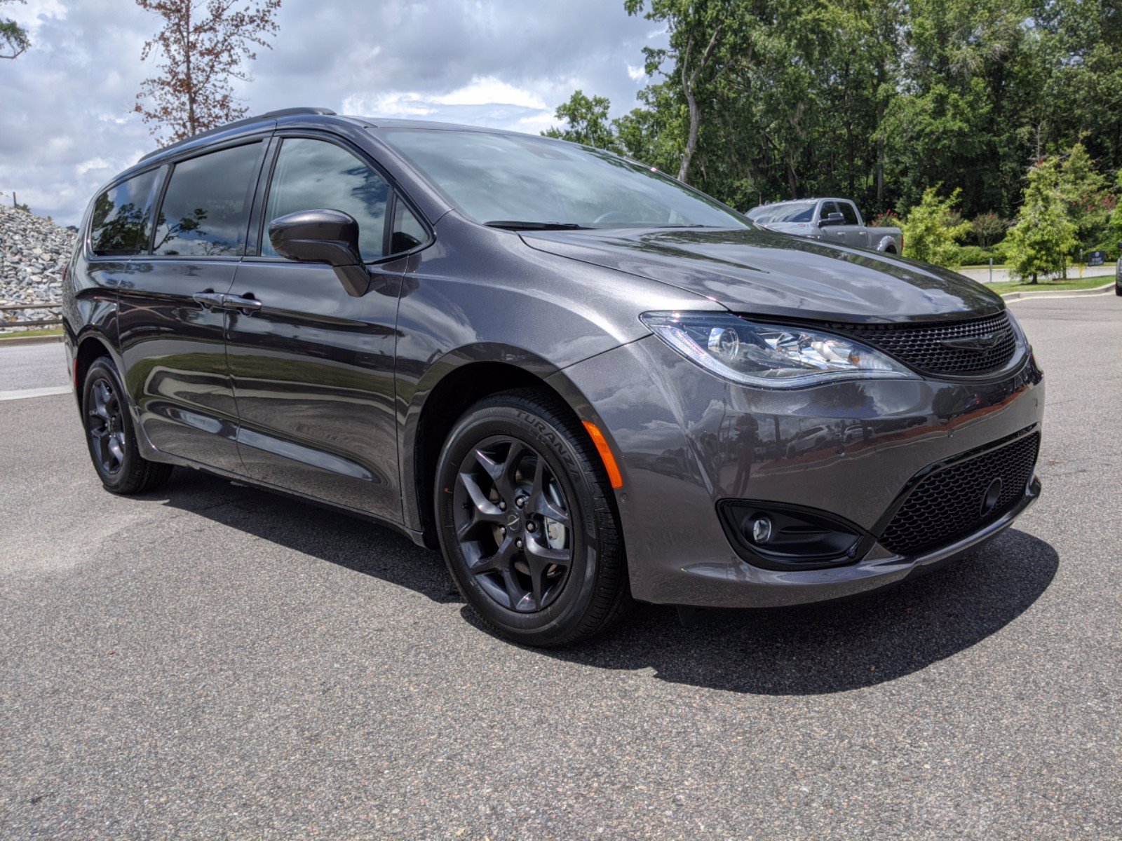 Chrysler pacifica touring l